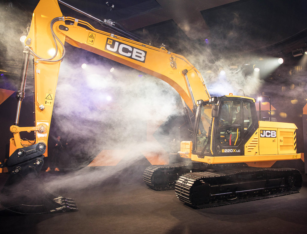 JCB startar den nya generationen grävmaskiner med en 22 tonare och maskinen är redan i produktion. Maskinen som lanseras till svenska kunden kommer benämnas 220X Nordic Edition och levereras med bland annat kraftigare belysning, lyxigaste förarstolen och back- och sidokamera. De maskinen som lanseras härnäst är lättare modeller. De tyngre kommer lanseras senare.