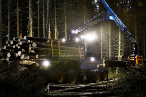Rottne har tagit ett helhetsgrepp om arbetsbelysningen som nu är placerad på ett sätt som underlättar arbete och körning i mörker avsevärt. Där det behövs på maskinen är belysningen dessutom dimbar. Foto: Mats Samuelsson.