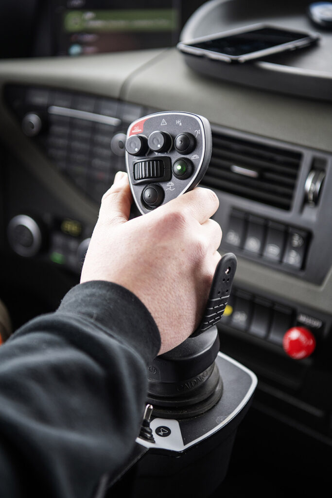 Mählers styrsystem MC3 är utvecklat för att styra all utrustning på lastbilen och samlar manövreringen samlad i en ergonomisk, mångfunktionell joystick. Styrsystemet visas på årets MaskinExpo, den 23–25 maj. Foto: Ole Martin Wold
