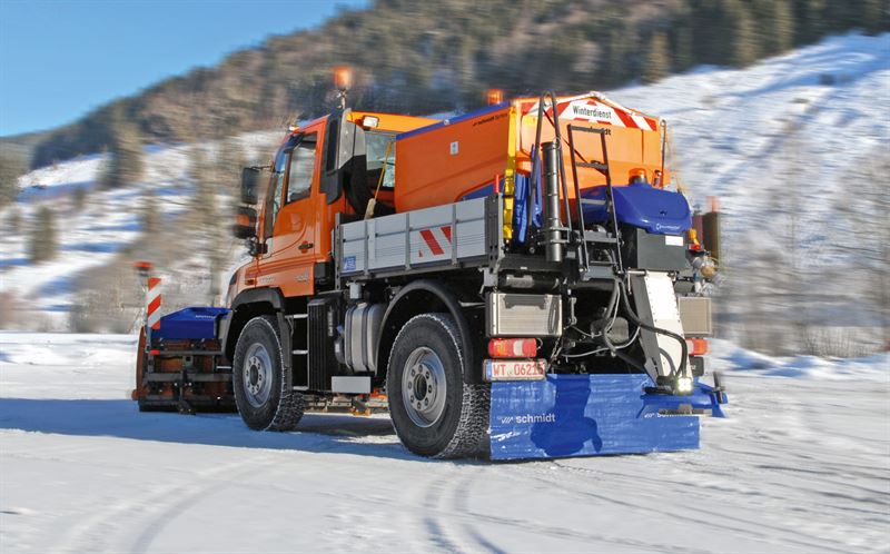 Nu storsatsar Unimog på Sverige tillsammans med snöutrustningsjätten Aebi Schmidt och lanserar färdigutrustade snöröjnings- och halkbekämpningsbilar i paket. Som också kan förses med färdiga lösningar för barmarksunderhåll.