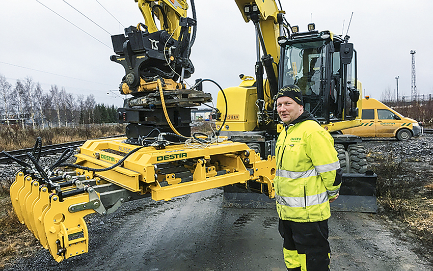 Pandrol AB i Hudiksvall lanserar under varumärket Rosenqvist Rail den nya slipersläggaren SL550 som hanterar fem slipers åt gången. Den är idealiskt för projekt där slipers kommer lastade i moduler om fem eller tio slipers. Foto: Rosenqvist Rail.