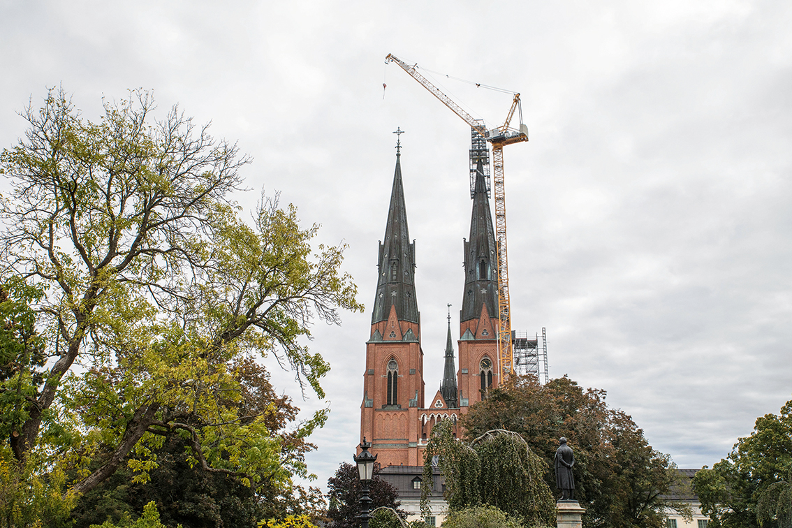 Tornspirorna på Uppsala domkyrkas torn har börjat rosta och ska restaureras. Restaureringen av de tio meter höga och fyra ton tunga spirorna som sitter på 115 meters höjd påbörjades i april och beräkas vara slutfört om 3-4 år. Foto: Per Eriksson