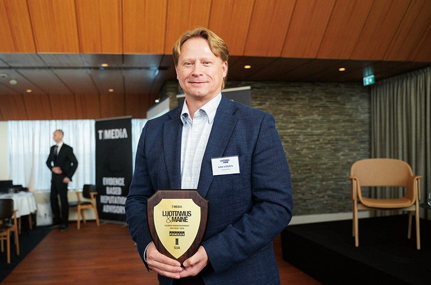 Juha Vidgrén, styrelseordförande på Ponsse tar emot priset för Finlands mest ansedda företag.