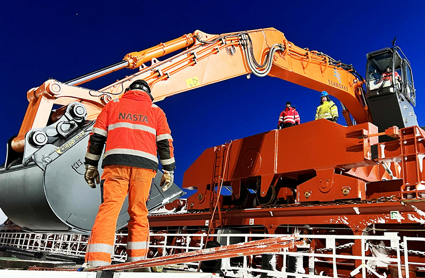 52 tons hitachi ZE490 bandburen grävmaskin monterad på bulkfatyget Seaworks MS Vigdis H