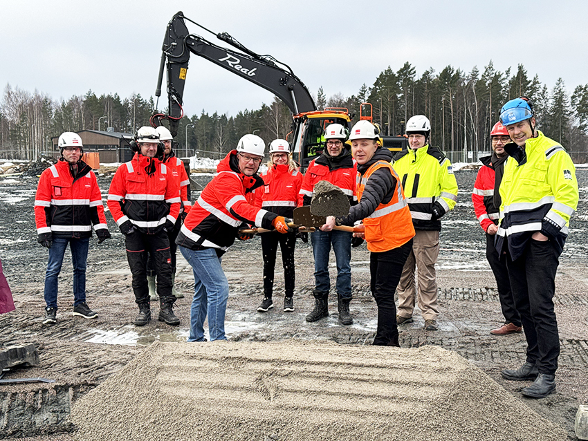 Den 1 mars togs det första spadtaget för SKB:s nya geologibyggnad. Byggnaden kommer att vara ett centrum för insamling och utvärdering av data från undersökningar och platsövervakning på Forsmarkshalvön i norra Uppland.